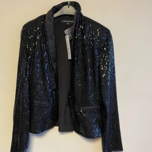 Svart kavaj  - Svart paljett kavaj  Prislapp kvar: 1300kr 