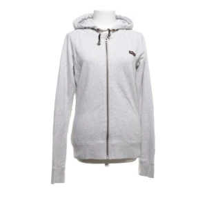 Grå zip up hoodie - Grå zip hoodie. Nyskick dock har stjärnorna blivit lite slitna🩷
