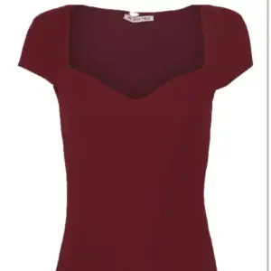 Säljer en liknande tröja som den på första bilden, dem är väldigt lika så jag skulle säga att den är som den röda ❤️😙