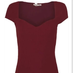 Liknande tröja 😍 - Säljer en liknande tröja som den på första bilden, dem är väldigt lika så jag skulle säga att den är som den röda ❤️😙