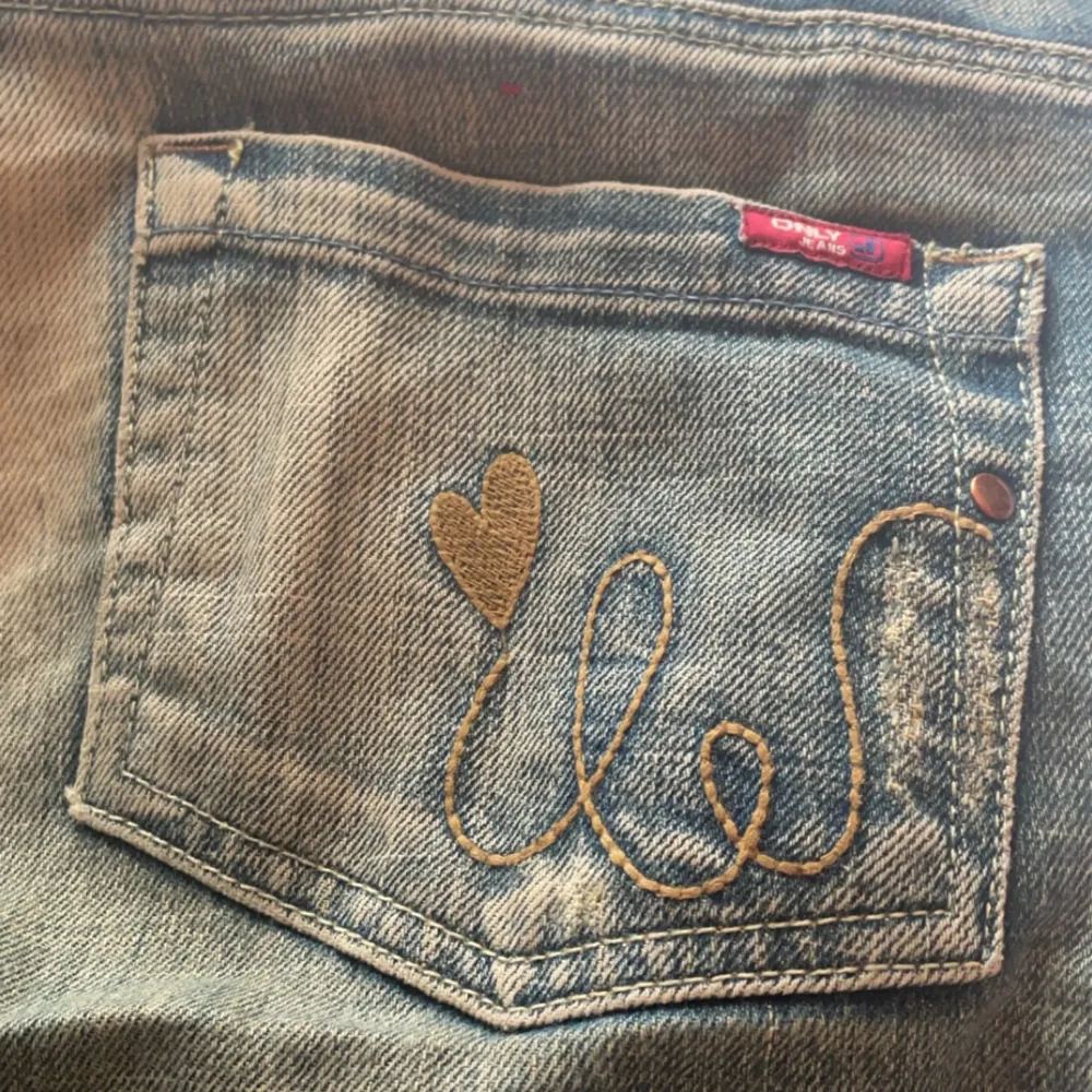 Jättecoola washed Y2k jeans med hjärt design på ena bakfickan från only jeans. Jag är 161cm lång kp för exakta mått!❤️. Jeans & Byxor.