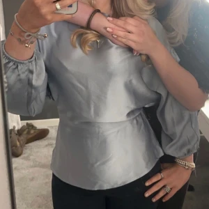 Blus - Säljer min nästan oanvända blus från hm! Den är använd ett fåtal gånger och säljer pågrund av att jag inte använder den🥰pris kan diskuteras!