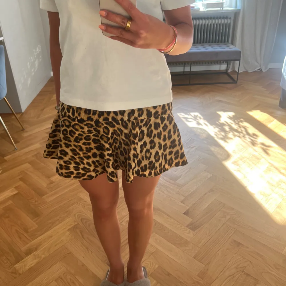 Säljer denna kjol i leopard mönster. Super trendig och perfekt nu till sommaren!💕 Aldrig använd, med lappar kvar. Köpt för flera år sedan, så finns inte på hemsidan. Frakt tillkommer. Kjolar.