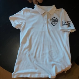 Bandpikétröja  - 2 blyga läppar merch/band tröja Personlig gåva ifrån bandet Använd nå få gånger Pytteliten fläck som knappt syns TRYCK EJ KÖP NU