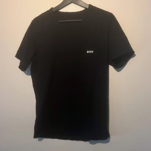 Boss t shirt - Hugo boss t shirt knappt använd 