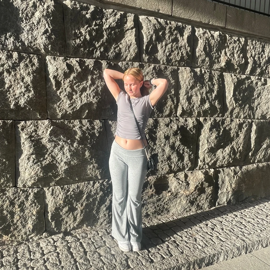 Grå fitted t-shirt - 1