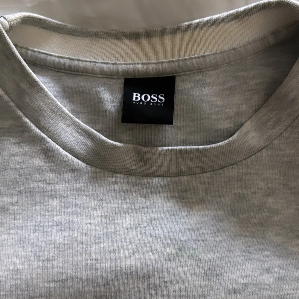 Säljer en fin Hugo boss tröja, i väldigt gott skick. Brukt fåtal gånger.  Storlek XL men passar L då den är lite mindre i storlek. . Tröjor & Koftor.