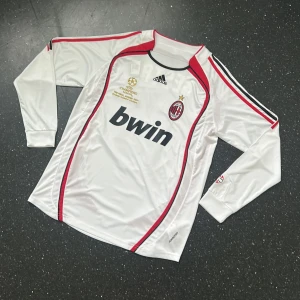 Ac Milan 2007 ”Nesta” - Säljer min riktigt snygga retro Ac Milan tröja från när dom spelade Champions league 2007😍 sprillans ny med alla tags kvar. Hör gärna av dig om du har några funderingar eller vill ha fler bilder✅