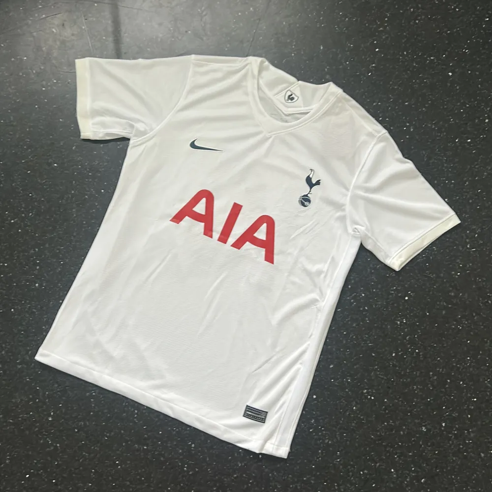 Säljer min riktigt snygga Tottenham tröja men kane på ryggen😍 sprillans ny med alla tags kvar, hör gärna av er om ni har några funderingar eller vill ha fler bilder✅ . T-shirts.