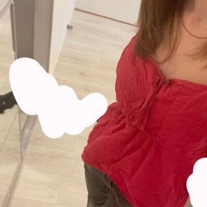 Rosa sommarlinne med snöre💕 - Super sött rosa somrigt linne! Har två snören där fram som man kan knyta till en rosett om man vill🎀. Märket är Vero Moda och storleken är 38/M. Fraktar snabbt💕