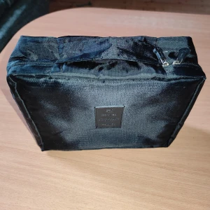 Liten förvaringsväska - Perfekt för förvaring när man ska ut och resa osv. Har använts som förvaring av smink produkter under resa tidigare. Den är lätt och smidig.