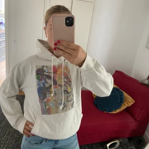 Hoodie med tryck - Vit hoodie med jättefint tryck💗 använd fåtal gånger men är i perfekt skick, från the cool elephant🩷