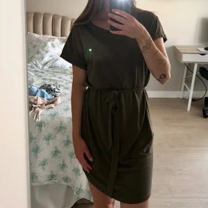 Klänning  - Klänning med knytning i midjan  Mjuk och skön