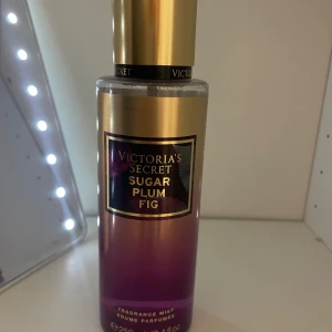 Victoria’s secret body mist - Limited edition body mist som inte längre går att köpa. Luktar väldigt gott och fräscht. Säljer för att jag har för många parfymer. 