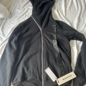 Rick Owens Wizard Hoodie - Rick Owens Wizard mountain hoodie från DRK SHDW kollektionen. Riktigt cool hoodie som är bra att göra outfits med. Tags medföljer.