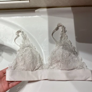 Bh med spets - En jättesöt vit spetsbh som är för tight för mig, väldigt bra skick, pris exklusive frakt :) passar personer med mindre byst 