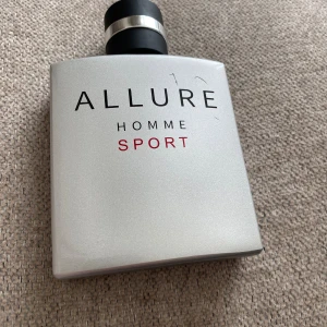 Allure homme sport  - Säljer den för att jag vill testa annat, du kan se på andra bilden hur mycket de ungefär är kvar, priset kan diskuteras vid snabb affär :)