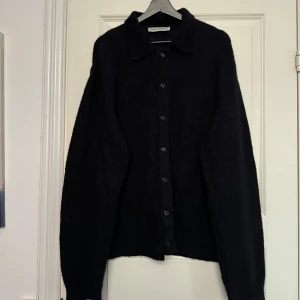 Our Legacy Fuzzy Alpaca Cardigan - En ”hårig” eller ”fuzzy” cardigan från Our Legacy. Smakfullt oversized i passformen. Härlig vare sig du vill ha den som kofta för kvällsciggen eller om du vill imponera på din flickväns föräldrar.   Använd 2 gånger. 