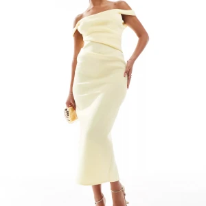 Pastellgul midklänning - Säljer nu denna fina pastellgula klänningen som passar utmärkt som gäst till bröllop eller fest! Använd under en kväll. Slutsåld på asos men köpt för ca 900kr!  Hör av er för fler bilder! 