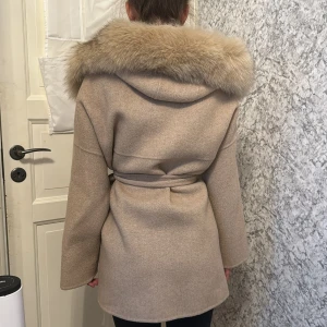 Beige päls kappa - Säljes då den är förstor köp p borninstockholm sparsamt använd. Jätte fint skick🪷