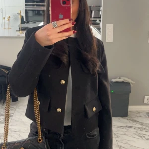 Kofta - Säljer min super snygga och eleganta kofta jag köpte från zara som är slutsåld. säljer pågrund av att den tyvärr inte kommer till lika mycket användning som jag trodde, (den är bara använt två gånger så i nyskick!) nypris är 500kr💞💞