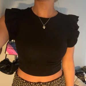 Volangtopp från zara!🩷 - Använd ett fåtal gånger.