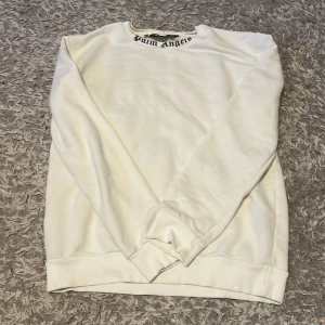 Palm angels sweatshirt  - Säljer min Palm angels sweatshirt  Bra skick  Skriv för minsta fundering  Pris kan diskuteras 