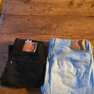 Levis 501 jeans - Hej!  säljer 2 par jeans som jag har växt ur.Jag säljer 1 par jeans för 350 eller båda för 600, Svarta jeansen är waist 31 och längd 32 Blåa är waist 32 och längd 32 Skriv vid intresse:)