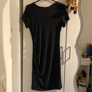 Tight klänning  - Supersnygg klänning från BikBok i storlek S. Aldrig använd. 