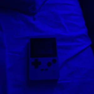 Gameboy med ca 400 spel  - Bärbar spelkonsol som går på A batterier med ca 400 spel Pris kan diskuteras vid snabb affär 