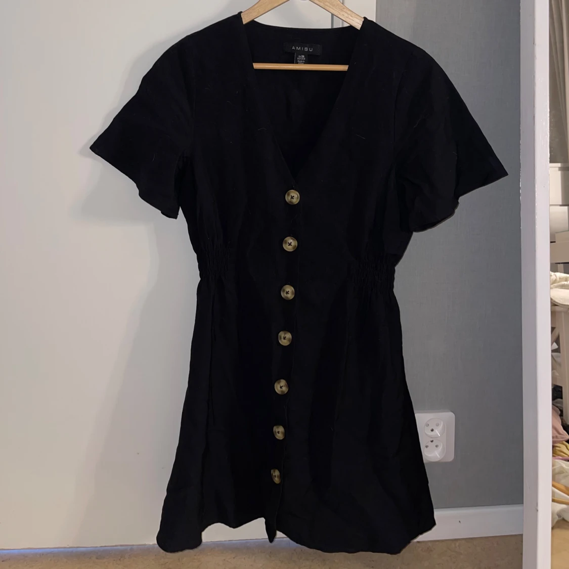 Svart klänning med knappar
