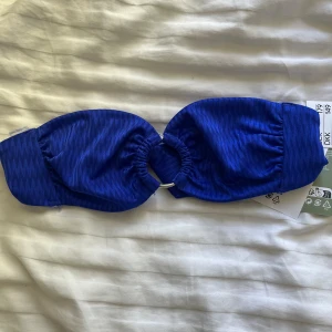 Bandeau bikini - Blå bandeau bikini från h&m med lappen kvar! Storlek 34! Säljer då den inte passade!💙
