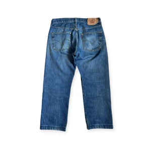 2000s vintage Levi’s 501 jeans - Ett par snygga vintage Levi’s 501 heavy jeans i fint skick! Står storlek 34/30 men har blivit uppsydda och passar mer som 32/28. De passar därför inte för personer över 170 cm. För mått var god kontakta mig :)