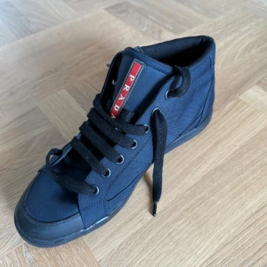 Oanvända Prada sneakers EU43/8,5 - Mörkblå Prada sneakers - helt oanvända! Storlek 8,5. (43)  Casual sneakers som passar till det mesta. 