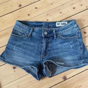 Crocker shorts - Jätte snygga lågmidjade jeansshorts från crocker i bra skick
