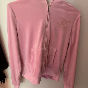 Rosa juicy set - Detta sättet är väldigt coolt och mysigt nu till hösten, den är knappast använd och va köpt för 1200kr. Tryck gärna på köp☺️💕