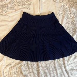 Marinblå kort kjol 💙 - En marinblå kort och highwaisted snygg kjol som tyvärr blivit för liten 💙