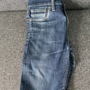 Levis Jeans  - Säljer dessa helt oanvända Levis 510 Jeansen i strl 28/32. 10/10 skick och en väldigt snygg färg. Säljs pga av att de var lite för små för mig! Pris kan diskuteras. 