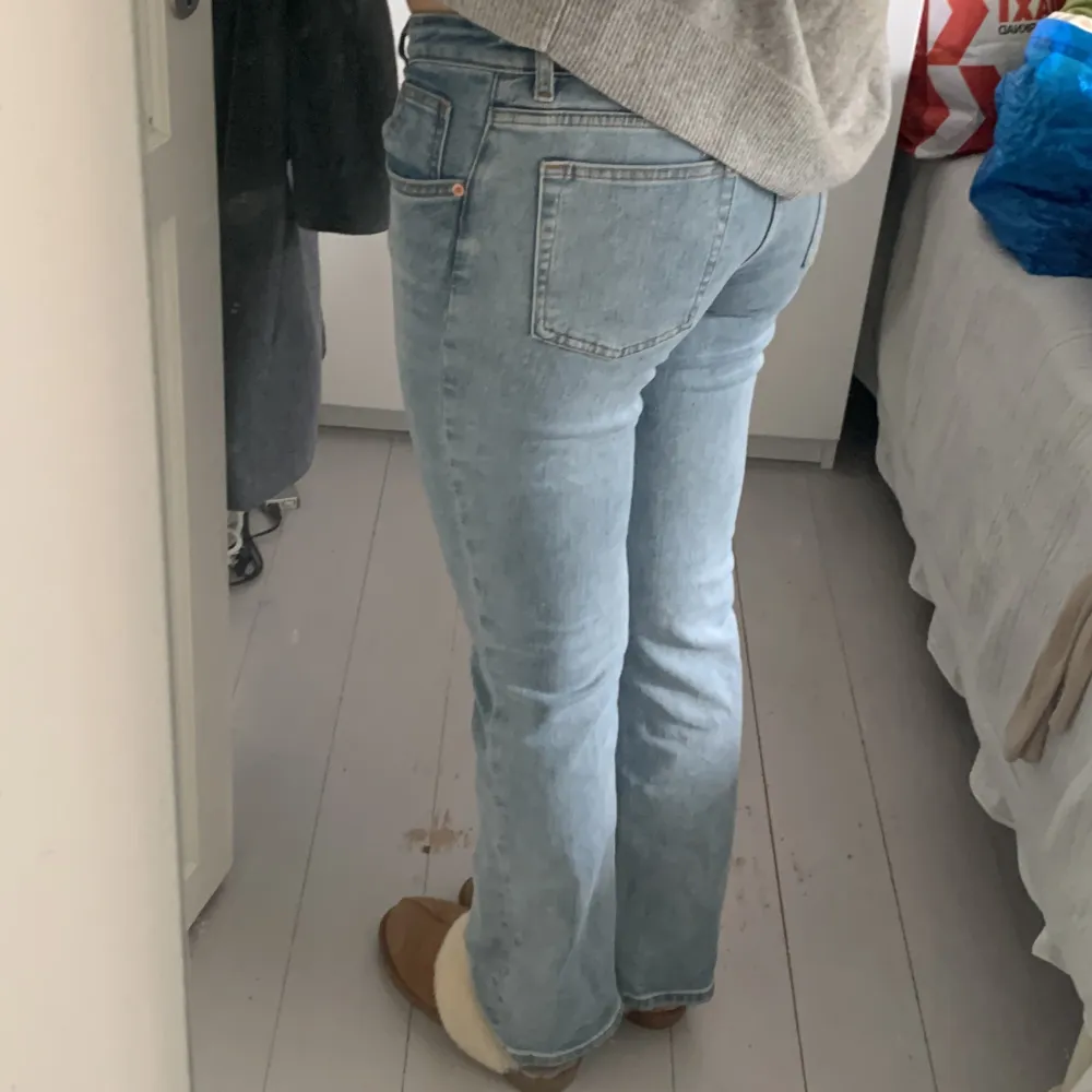 Superfina jeans med låg midja som tyvärr är lite för korta för mig😭. Jeans & Byxor.