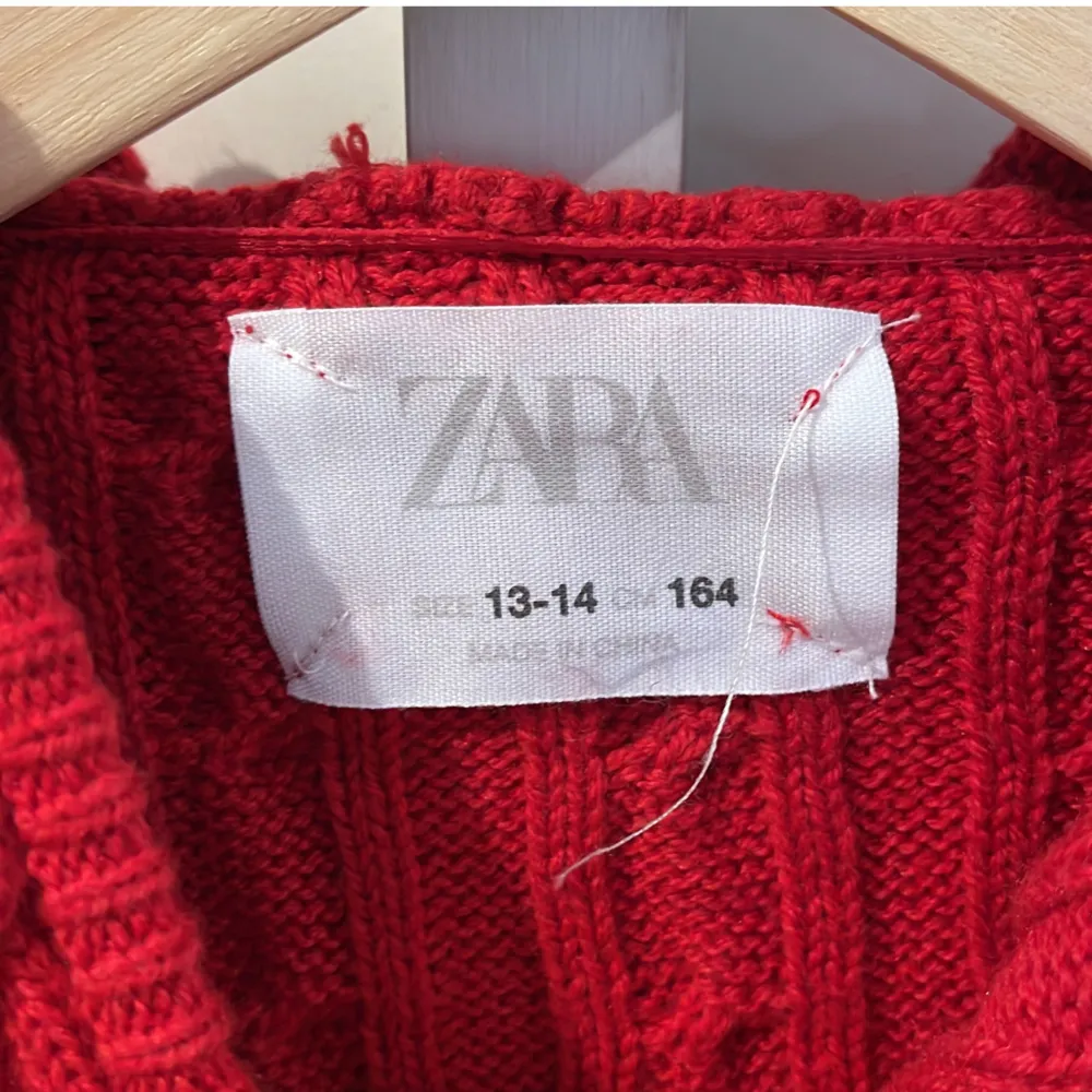 helt ny röd ziptröja från zara. strlk 164 men passar xs-m superbra❣️❣️. Tröjor & Koftor.