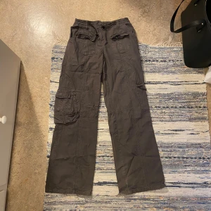 Byxor Brandy Melville - Väldigt fina byxor från Brandy Melville.  Dom är rätt så använda men ändå helt ok skick. Köptes för ca 249kr