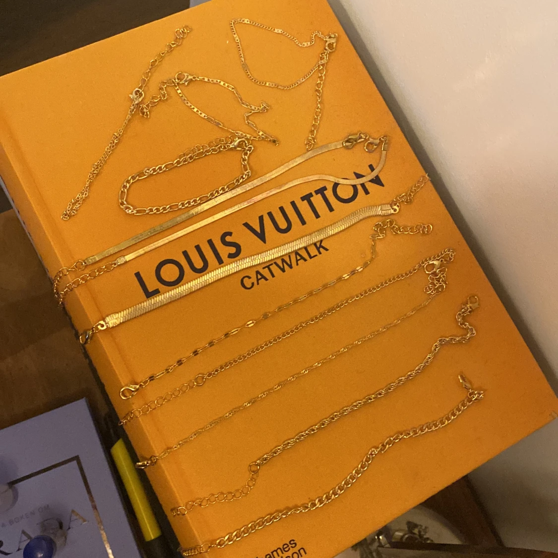 12 oanvända guldfärgade armband - 1