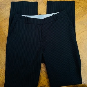 H&M kostymbyxor  - Jättefina randiga lågmidjade kostymbyxor från H&M 😍jättefin skick 🧡