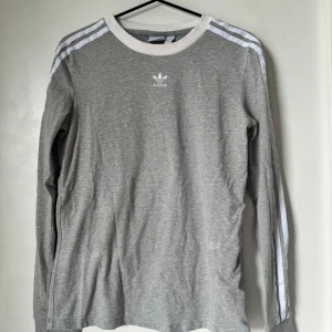 Adidas originals långärmad  - Långärmad tröja från adidas originals. 93% bomull och 7% elastan. Otroligt mjuk och skön, stretchig.
