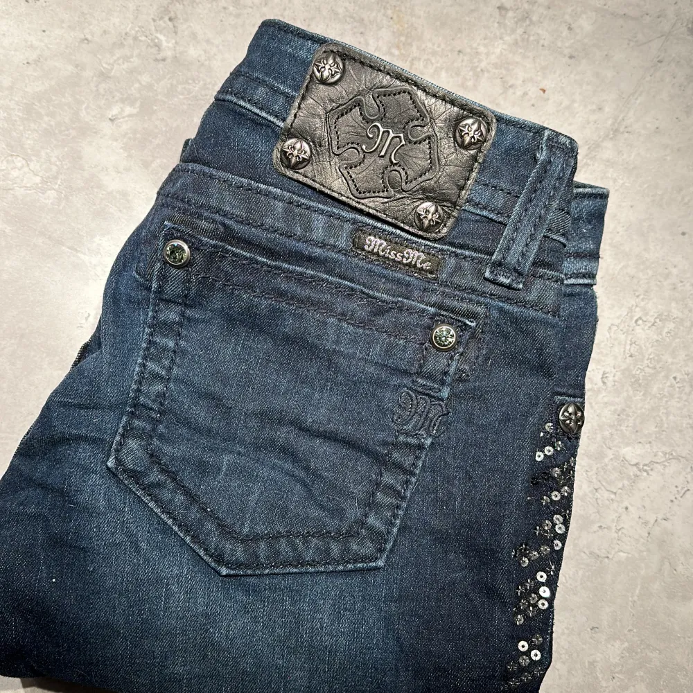 Miss me jeans i storlek 25  Mörk jeansfärg med paljetter längst benen, skinny fit . Jeans & Byxor.