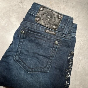 Miss me jeans - Miss me jeans i storlek 25  Mörk jeansfärg med paljetter längst benen, skinny fit 