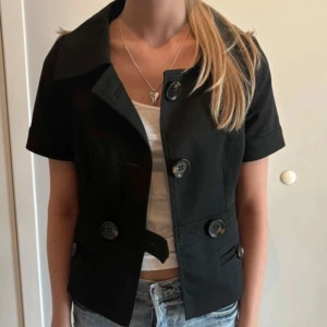 Kortärmad jacka - Säljer en jätte söt kortärmad jacka som man kan använda perfekt nu till sommaren och början av hösten, skriv privat för fler bilder❣️