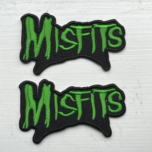 Patches / tygmärken - 2st oanvända iron-on misfits patches/tygmärken!! Går också att bara sy på om man inte har ett strykjärn💚 Perfekt på en battle jacket🤘 En för 40kr, två för 70kr😋 Känn dig fri att ge prisförslag!!  Mått: Ca 8 x 4 cm