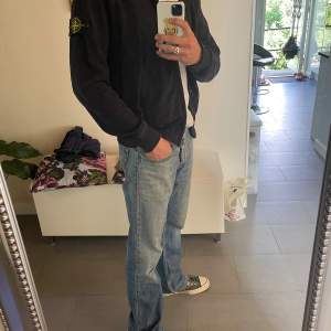 Stone Island hoodie med cool luv-funktion. Luvan går att rulla ihop in i kragen om man ej vill ha luvan ute. Hoodien är i nytt skick, har ej använts så mycket utan bara legat i garderoben. Nypris 2400kr. L men sitter som M. Som referens är jag 184!