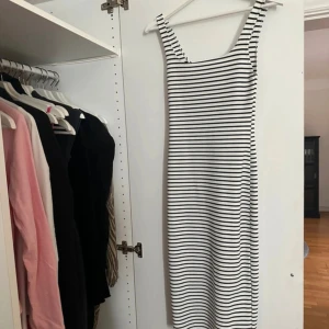 Randig klänning - Från zara sååå fin på. Medel-lång och formar kroppen så fint